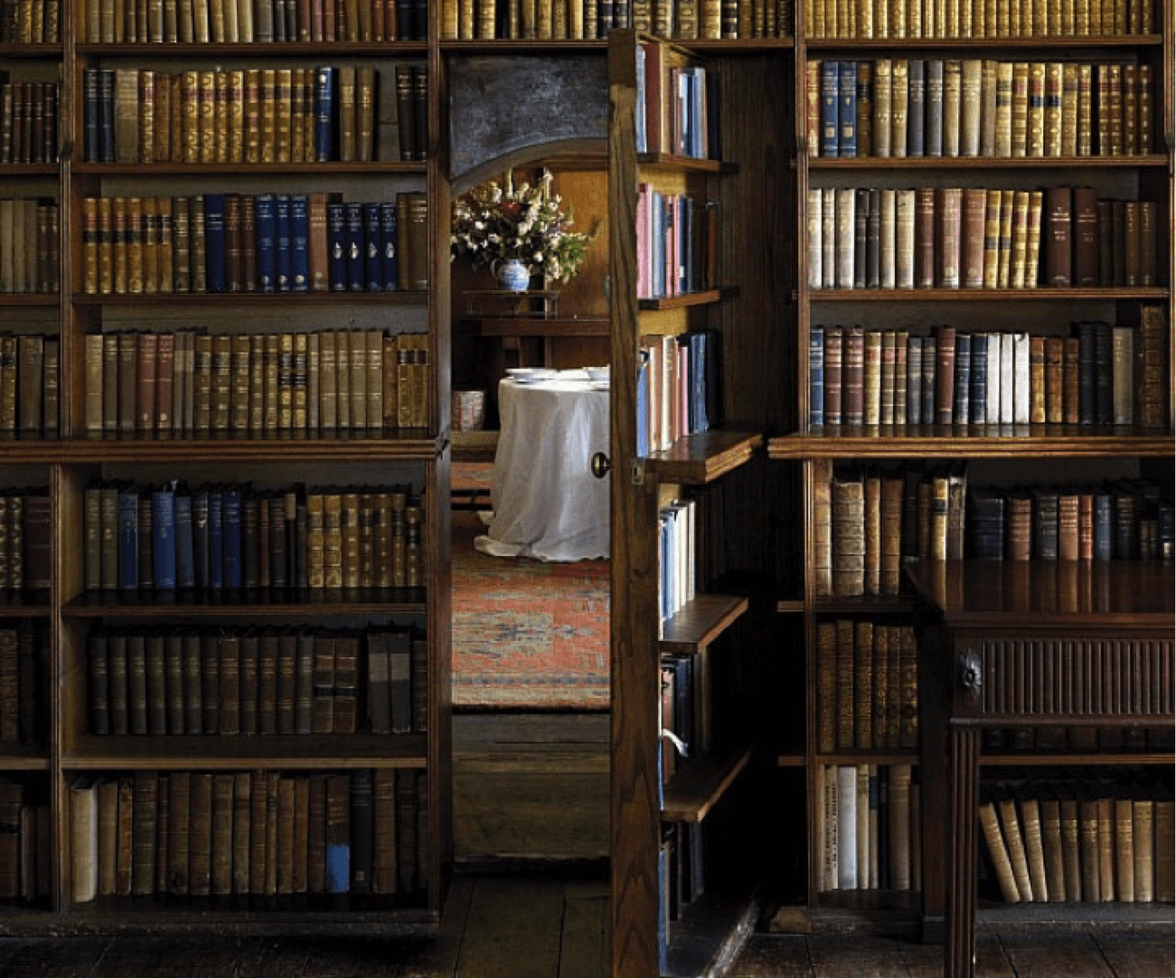 В библиотеке 8 шкафов. Полки для книг. Комната с книжными полками. Шкаф для книг. Красивые стеллажи для книг.